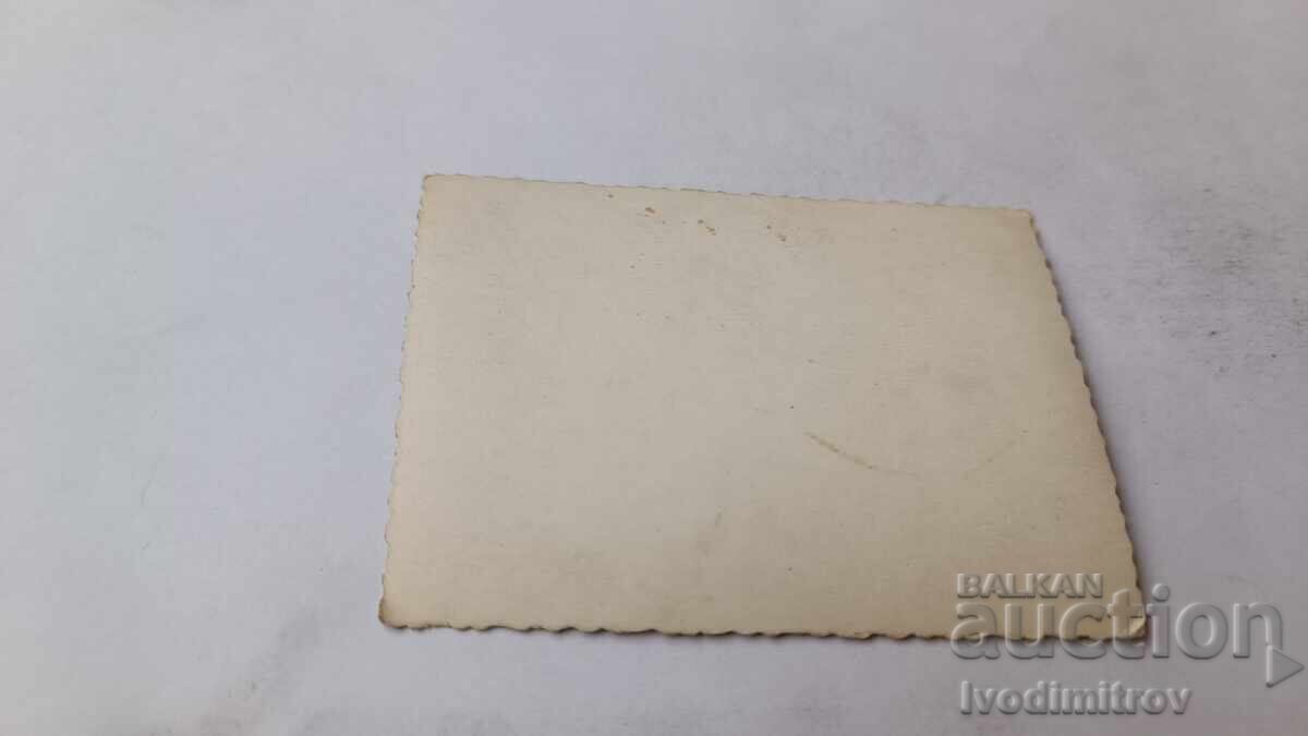 Fotografie cu bărbați și tineri lângă canoe pe malul mării cu preț 2.45 BGN | € 1.25