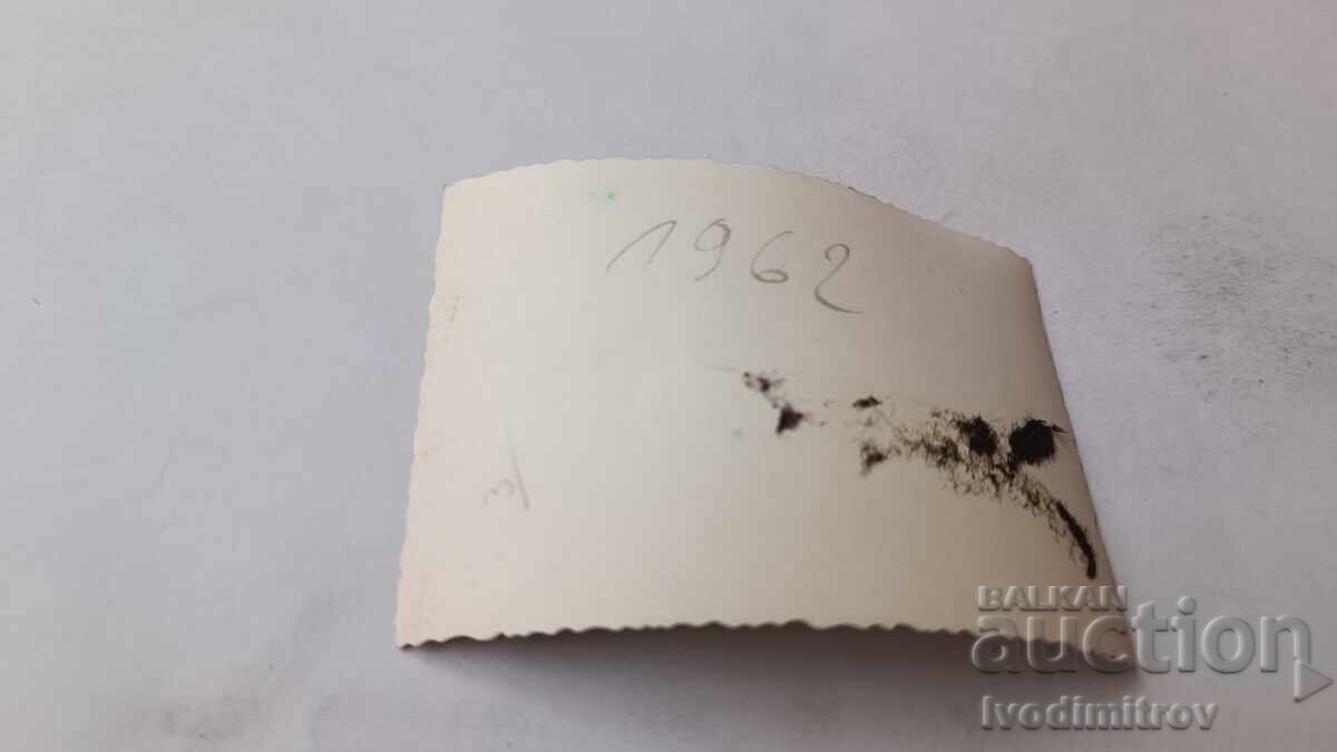 Φωτογραφία Νέος άνδρας με κοντό παντελόνι να κάθεται σε βράχο με τιμή 1.85 BGN | € 0.95