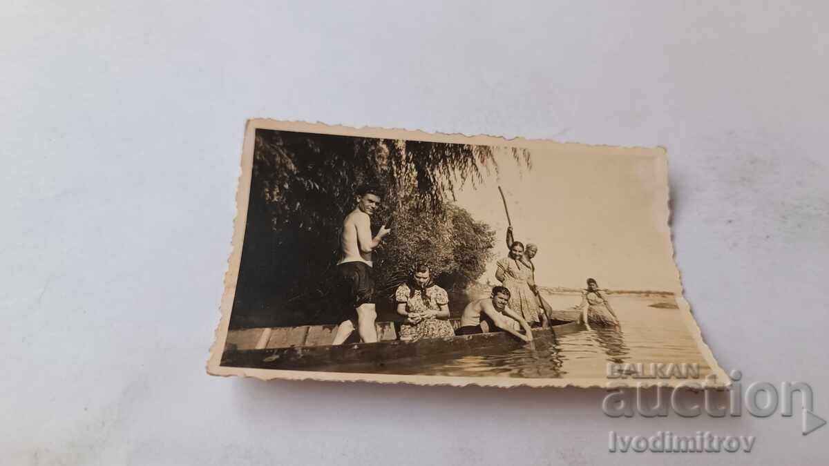 Φωτογραφία Νέοι άνδρες και γυναίκες στο ποτάμι