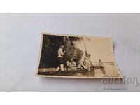 Φωτογραφία Νέοι άνδρες και γυναίκες στο ποτάμι