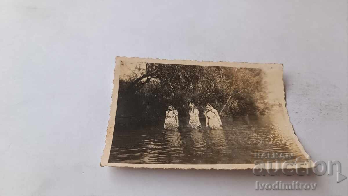 Fotografie Fete tinere în râu Fotografie Fete tinere în râu
