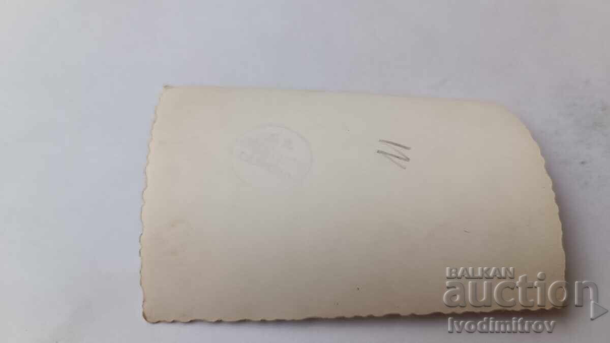 Снимка Мъже и жени на плажа с цена 1.65 лв. | € 0.84