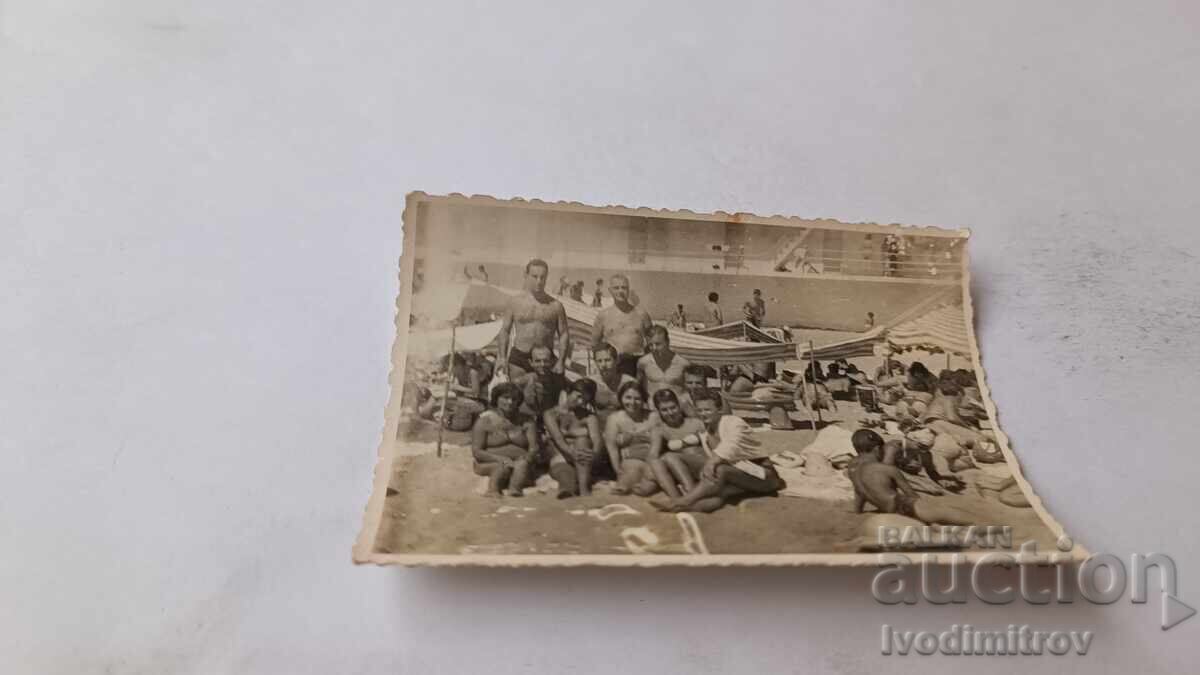 Снимка Мъже и жени на плажа