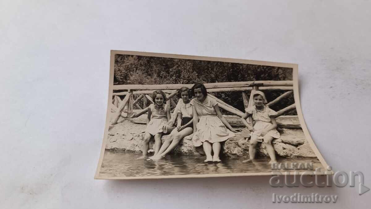 Φωτογραφία Τέσσερα κορίτσια δίπλα στο ποτάμι