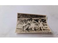 Φωτογραφία Τέσσερα κορίτσια δίπλα στο ποτάμι