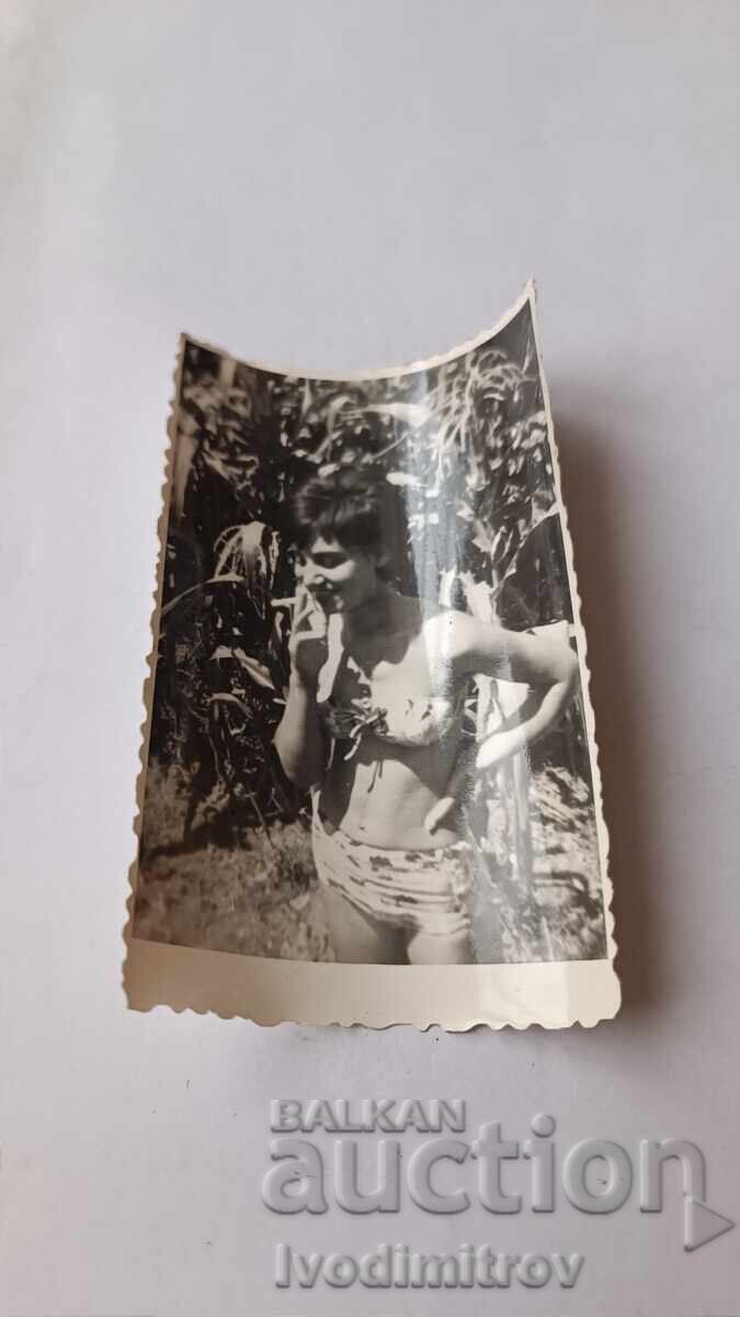 Φωτογραφία Νέας γυναίκας με μαγιό σε χωράφι με καλαμπόκι