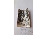 Φωτογραφία Νέας γυναίκας με μαγιό σε χωράφι με καλαμπόκι