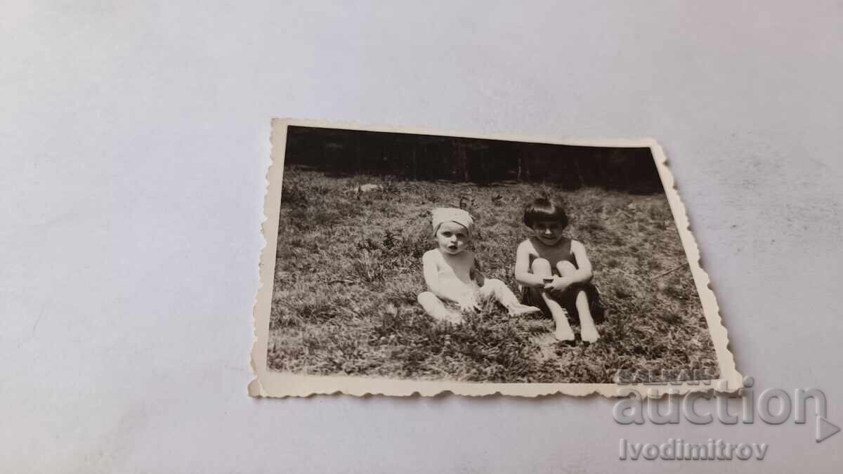 Φωτογραφία Βίτοσα Δύο κοριτσάκια κάθονται στο γρασίδι 1962 Φωτογραφία Βίτοσα Δύο κοριτσάκια κάθονται στο γρασίδι 1962