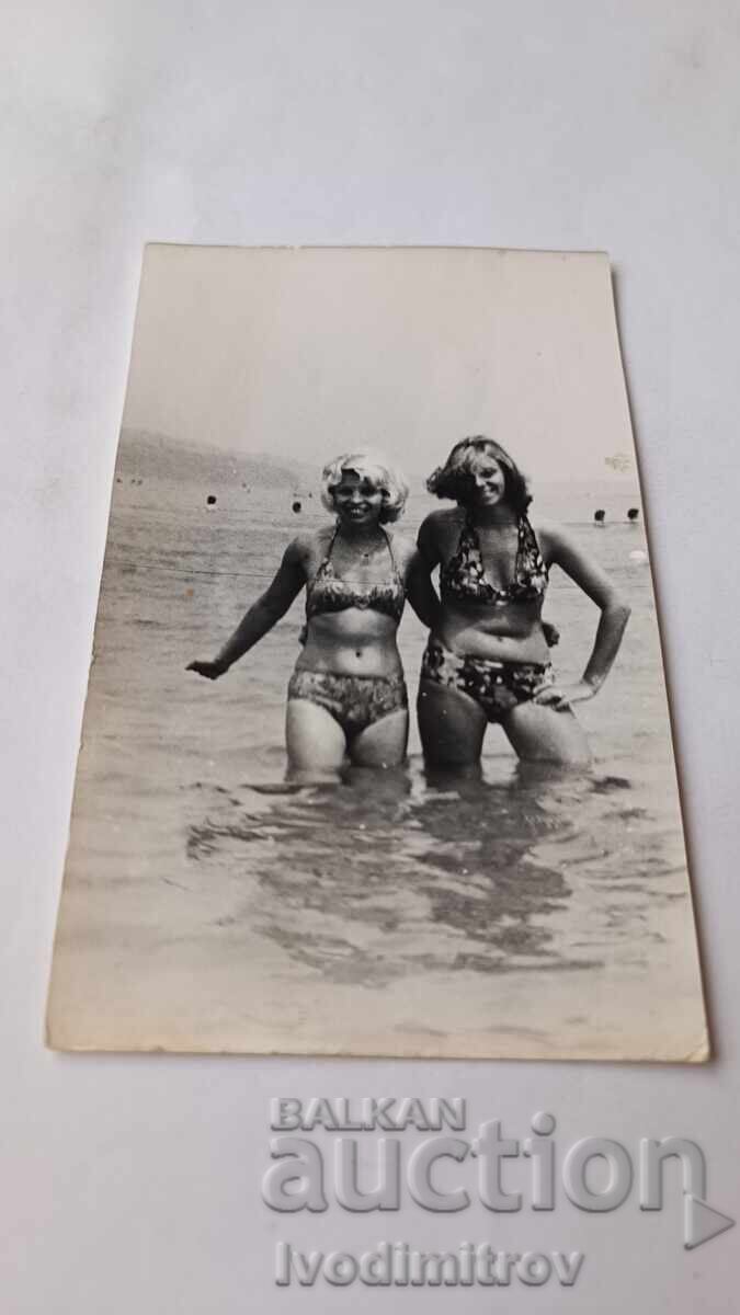 Fotografie Varna Două femei tinere în mare 1975