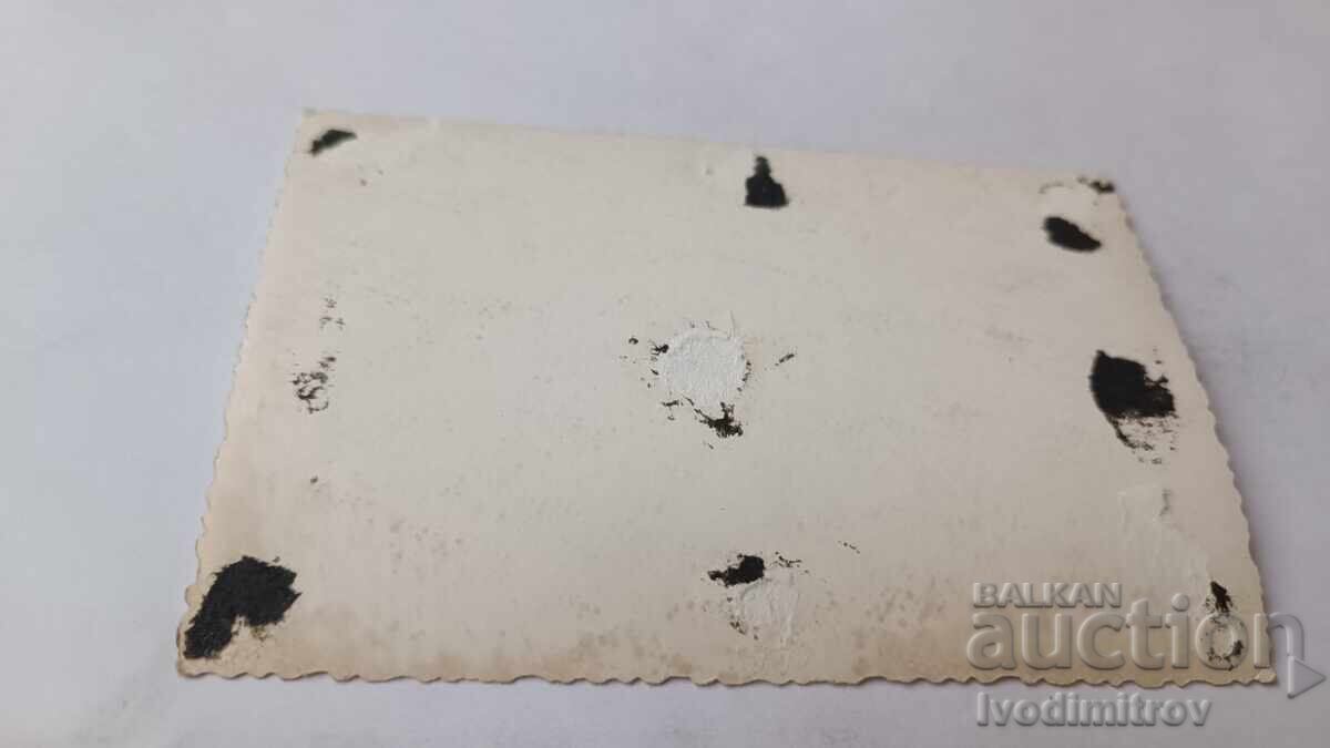 Снимка Мъж и жена на брега на морето с цена 1.45 лв. | € 0.74 Снимка Мъж и жена на брега на морето с цена 1.45 лв. | € 0.74