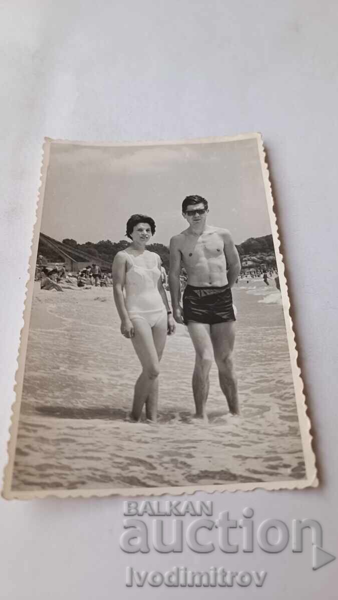 Снимка Мъж и жена на брега на морето Снимка Мъж и жена на брега на морето