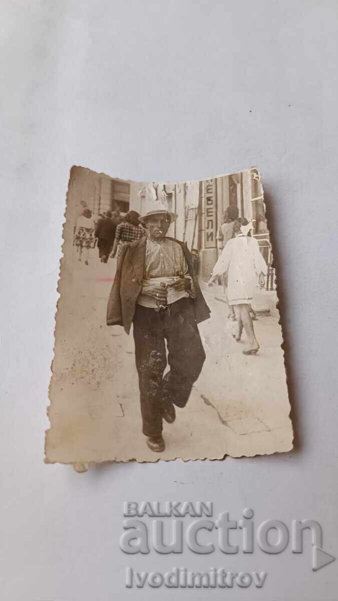 Fotografie Sofia Bărbat cu sticlă de bere și țigară pe stradă