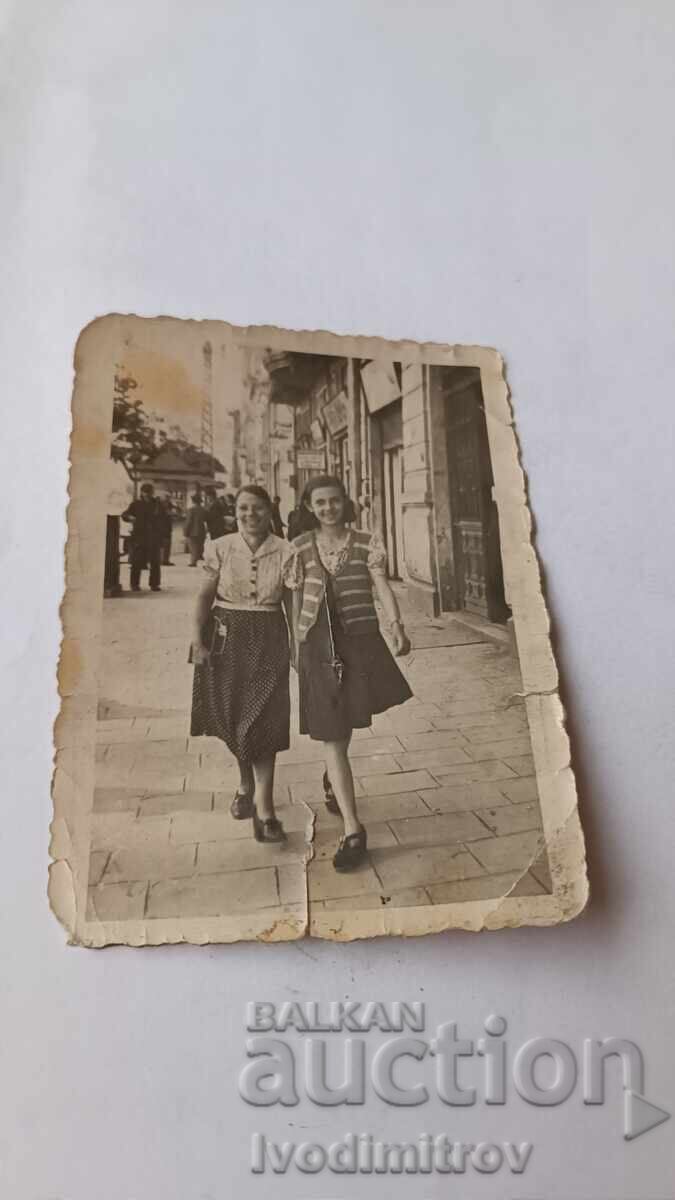 Photo Sofia Two young girls for a walk