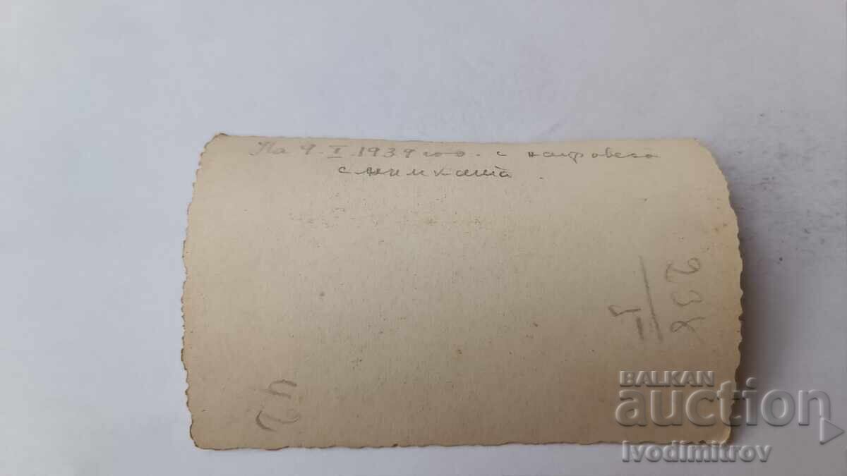 Fotografie Sofia Bărbat în fața librăriei Rakovski iarna 1939 cu preț 3.45 BGN | € 1.76