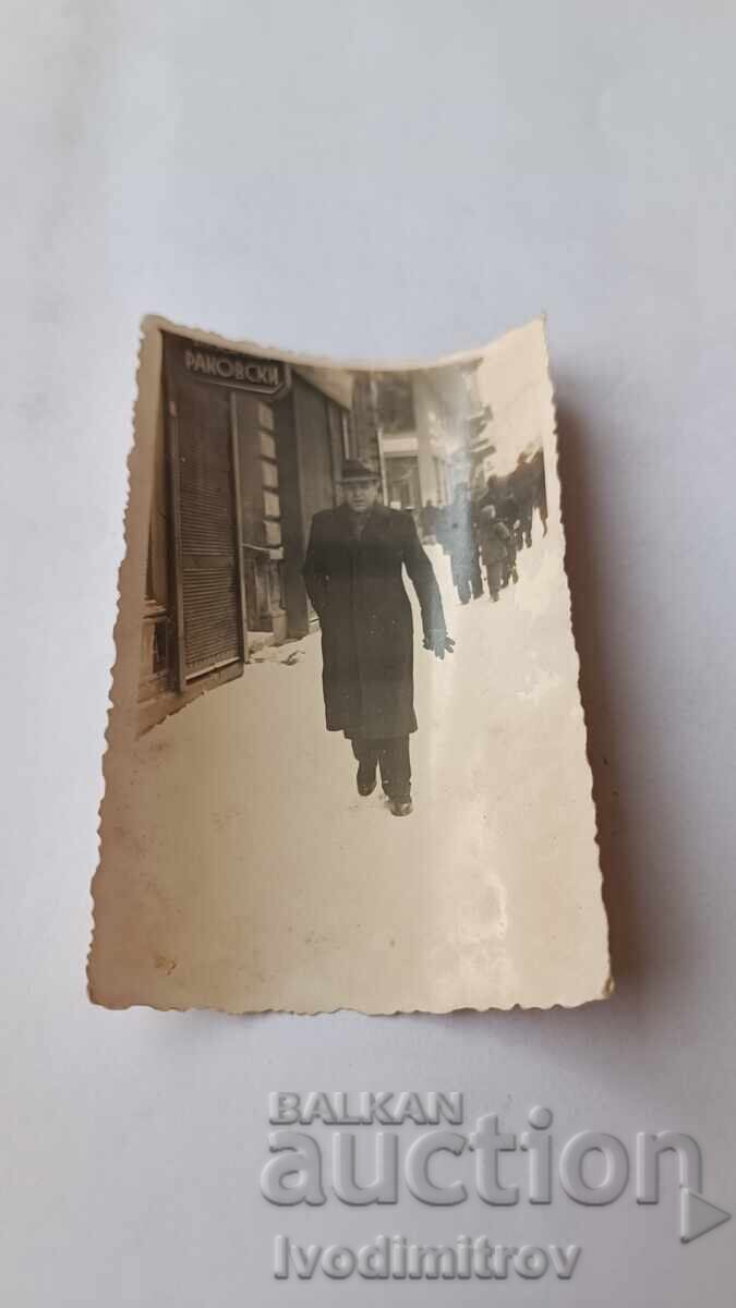 Fotografie Sofia Bărbat în fața librăriei Rakovski iarna 1939