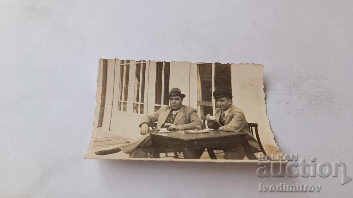 Снимка София Двама мъже на кафе на маса на тротоара