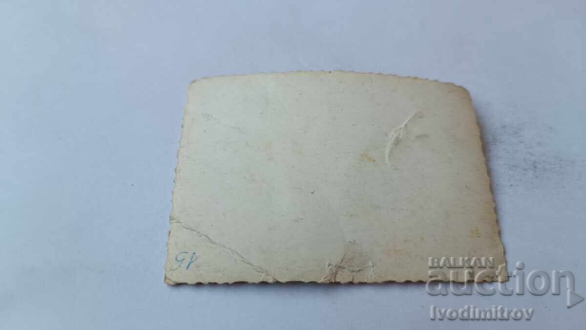 Fotografie Tânăr în costum de baie la plimbare cu preț 2.45 BGN | € 1.25