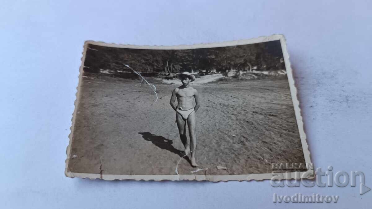 Fotografie Tânăr în costum de baie la plimbare