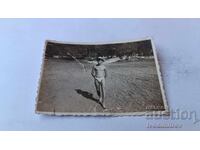 Φωτογραφία Νέου Άνδρα με Μαγιό σε Βόλτα