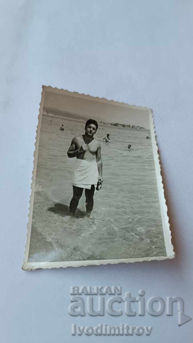 Снимка Млад мъж на брега на морето