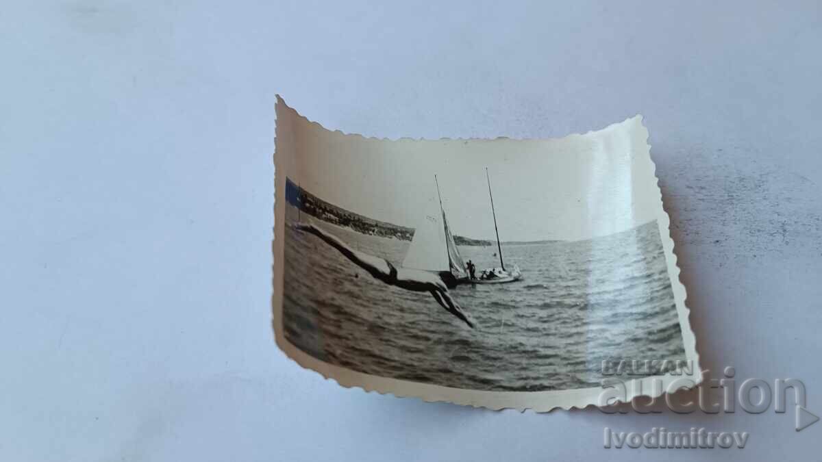 Fotografie Tânăr sărind în mare