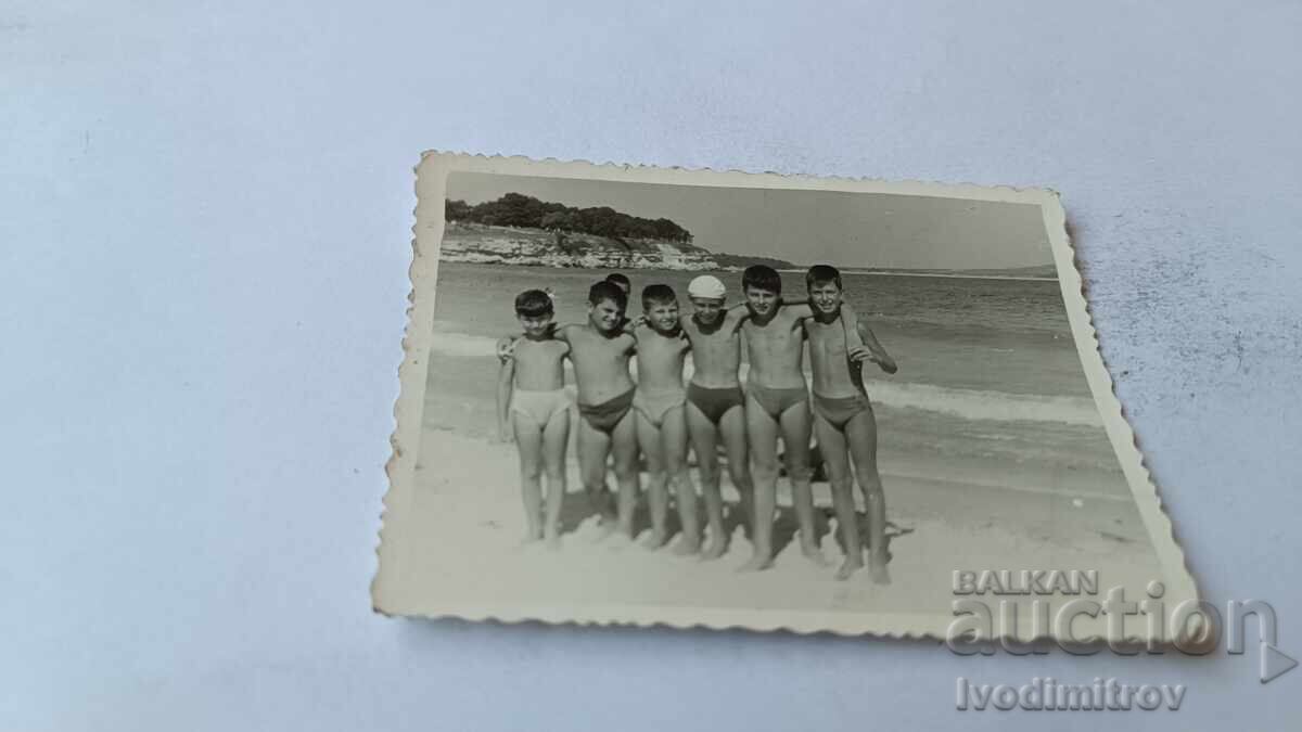 Φωτογραφία Αγοριών στην Παραλία