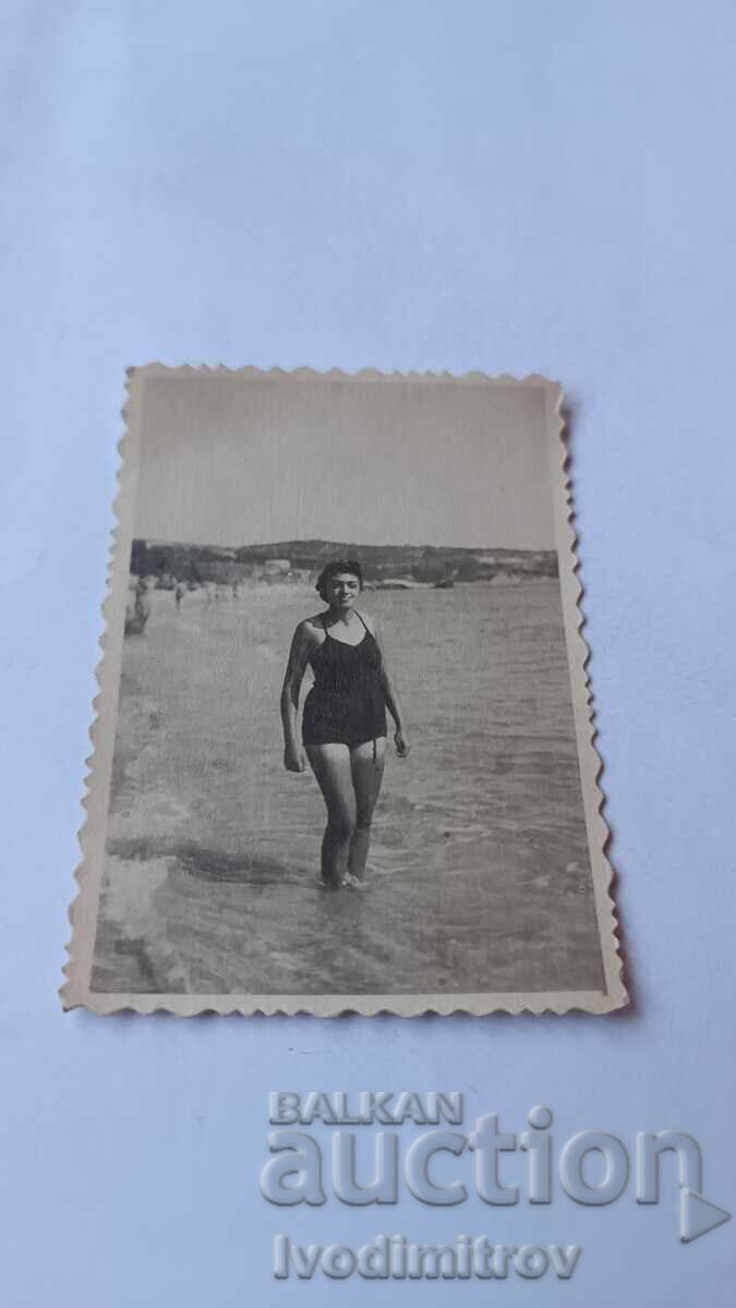 Φωτογραφία Νεαρή γυναίκα στην παραλία