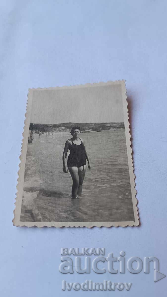 Photo Young woman on the beach Photo Young woman on the beach