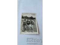 Φωτογραφία Τριών Νέων Κοριτσιών στην Προκυμαία