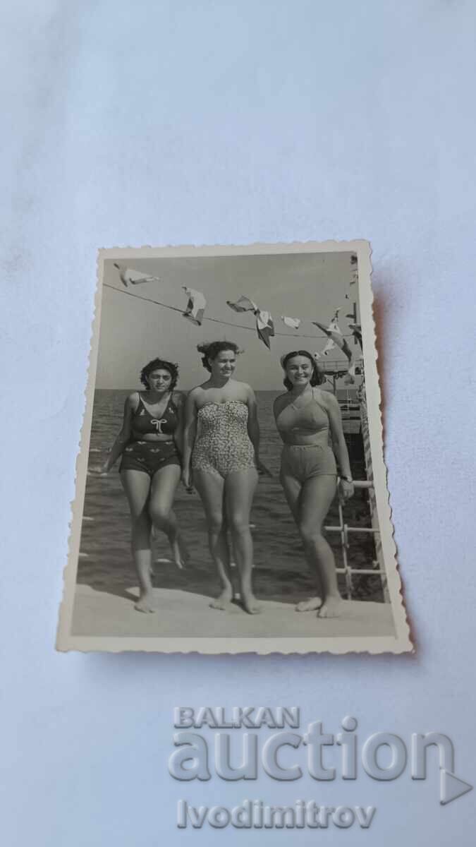 Fotografie Trei fete tinere pe ponton