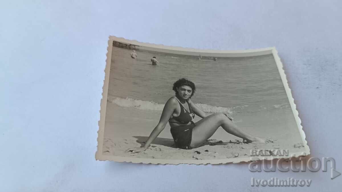 Foto Fată tânără pe plajă