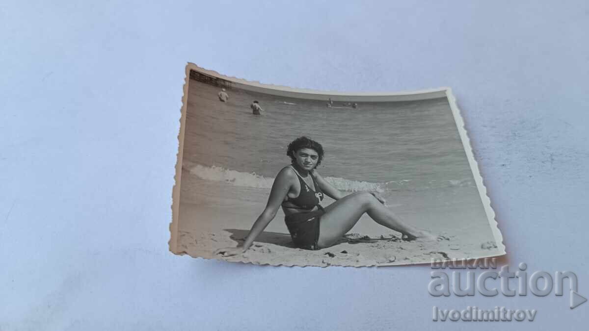 Foto Fată tânără pe plajă