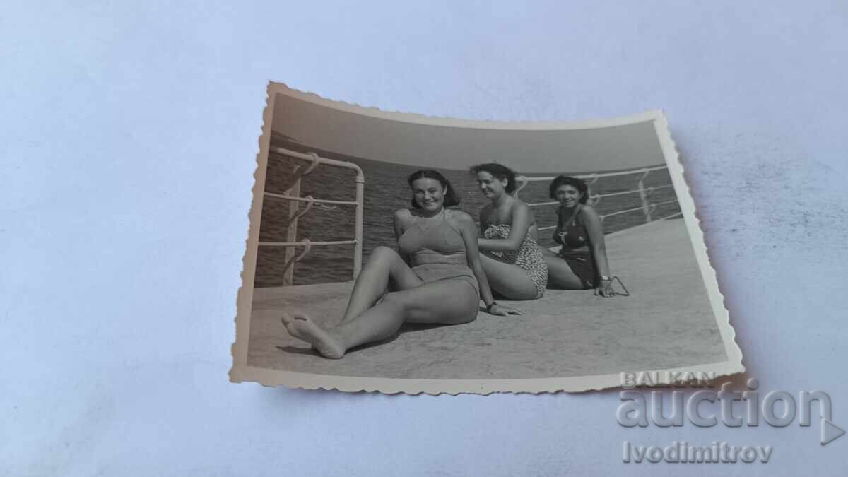 Снимка Три млади момичета седнали на пристана