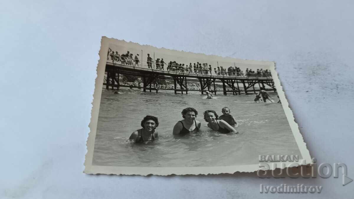 Φωτογραφία Τρία νεαρά κορίτσια στη θάλασσα