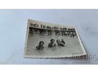 Φωτογραφία Τρία νεαρά κορίτσια στη θάλασσα