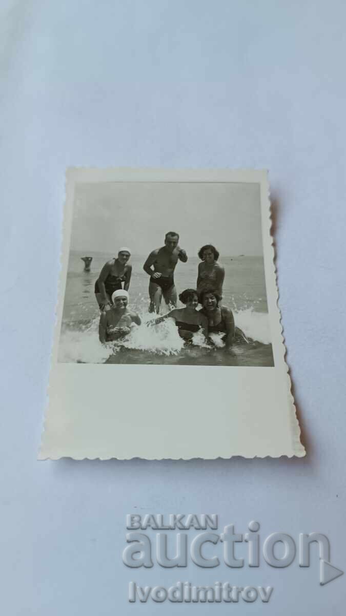 Φωτογραφία Νέων και κοριτσιών στην παραλία