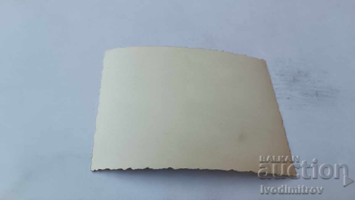 Снимка Младежи и девойки на плажа с цена 1.65 лв. | € 0.84 Снимка Младежи и девойки на плажа с цена 1.65 лв. | € 0.84