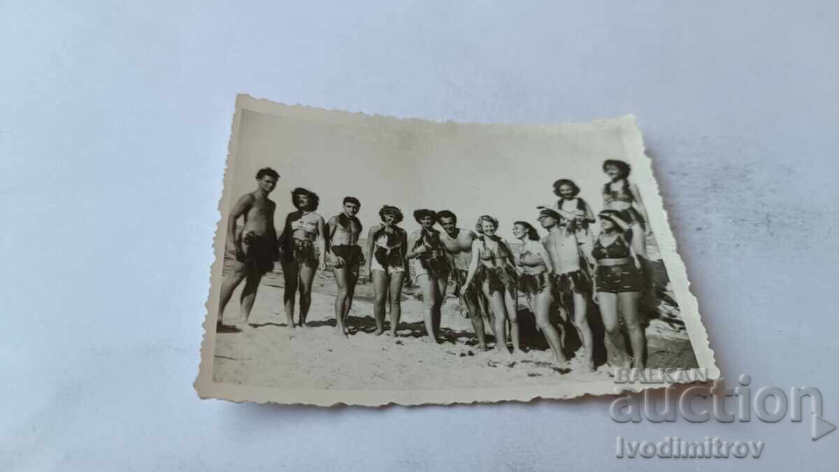 Снимка Младежи и девойки на плажа Снимка Младежи и девойки на плажа