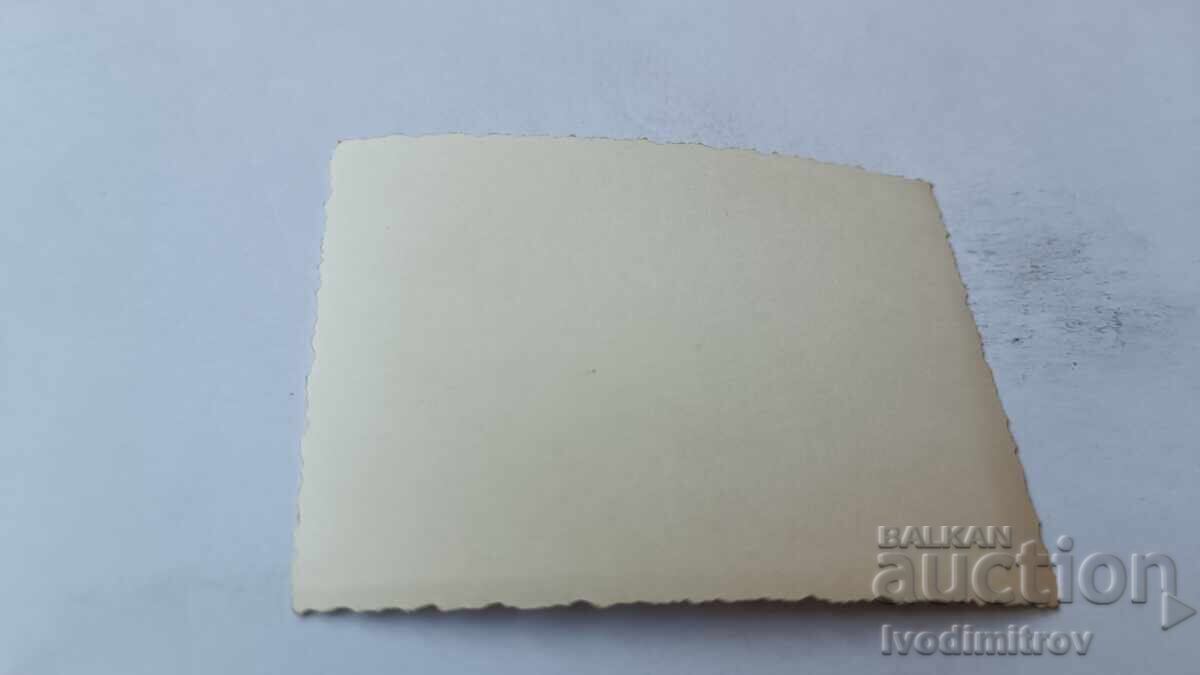 Φωτογραφία Νέων και κοριτσιών σε βράχους στην παραλία με τιμή 1.65 BGN | € 0.84