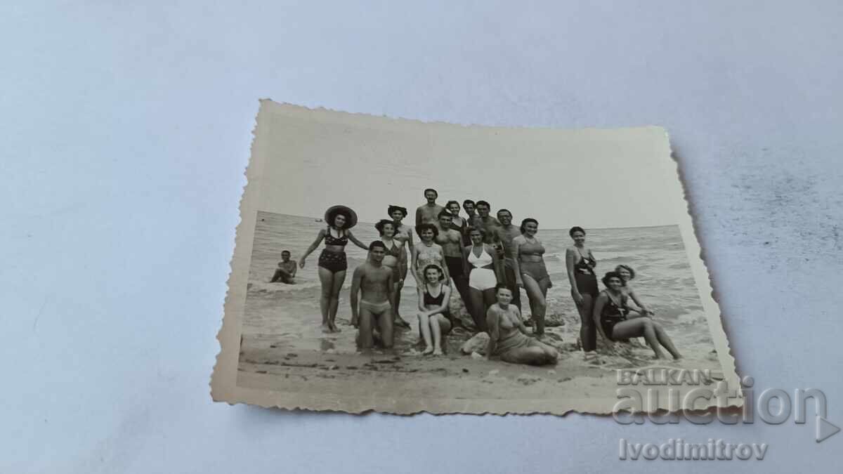 Φωτογραφία Νέων και κοριτσιών σε βράχους στην παραλία