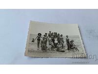 Φωτογραφία Νέων και κοριτσιών σε βράχους στην παραλία