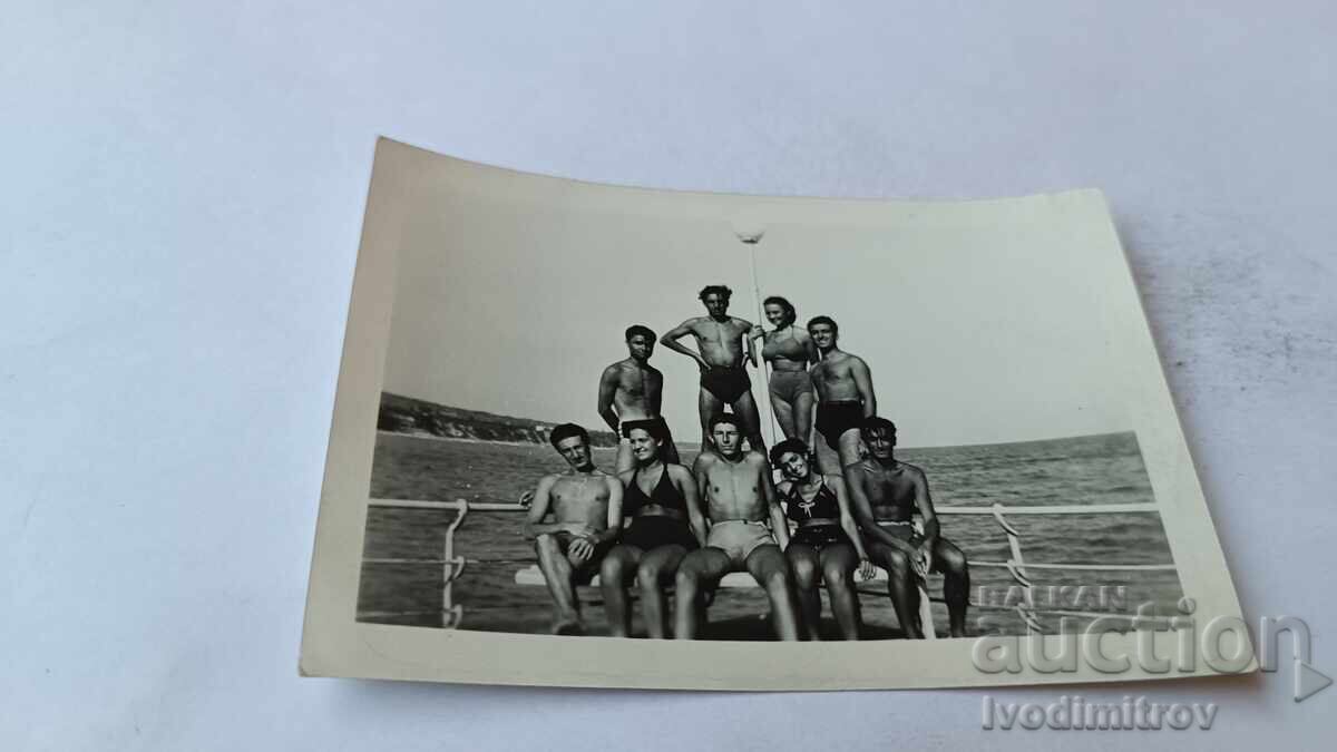 Fotografie Tineri și tinere pe ponton