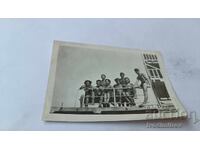 Φωτογραφία Νέων και κοριτσιών στην προβλήτα