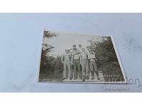 Φωτογραφία Γυμνών Στρατιωτών μέχρι τη μέση σε ξύλινη προβλήτα