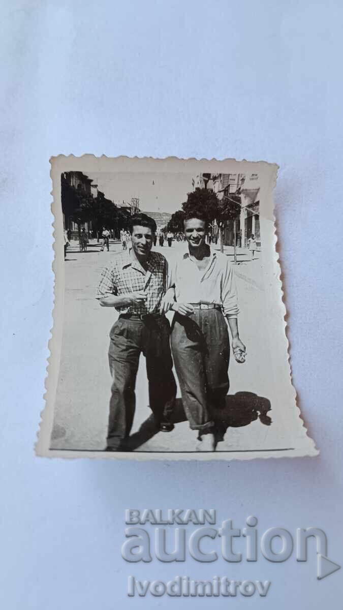 Fotografie Sofia Doi tineri la plimbare Fotografie Sofia Doi tineri la plimbare