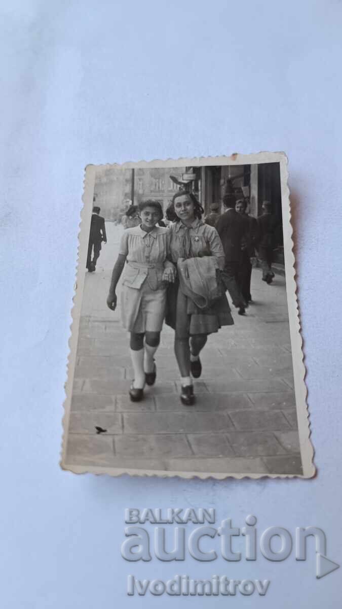 Φωτογραφία Σοφία Μια γυναίκα και ένα νεαρό κορίτσι σε μια βόλτα