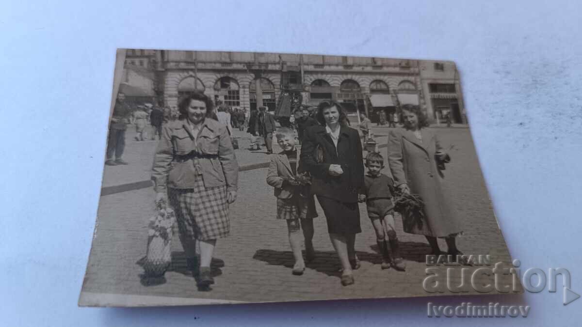 Снимка София Жени и деца на разходка Снимка София Жени и деца на разходка