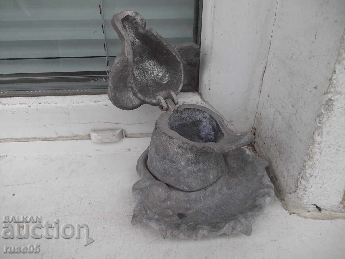 Σταχτοδοχείο σε σχήμα κεφαλής σκύλου από λευκό μέταλλο με τιμή 50.00 BGN | € 25.56