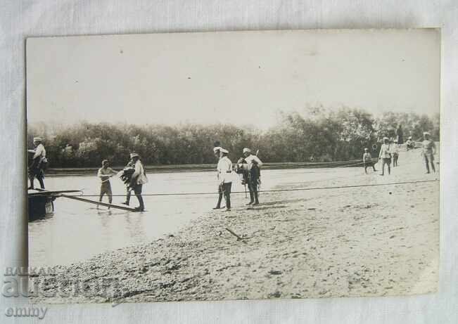 Снимка - войници, военни, прекосяване на река Снимка - войници, военни, прекосяване на река