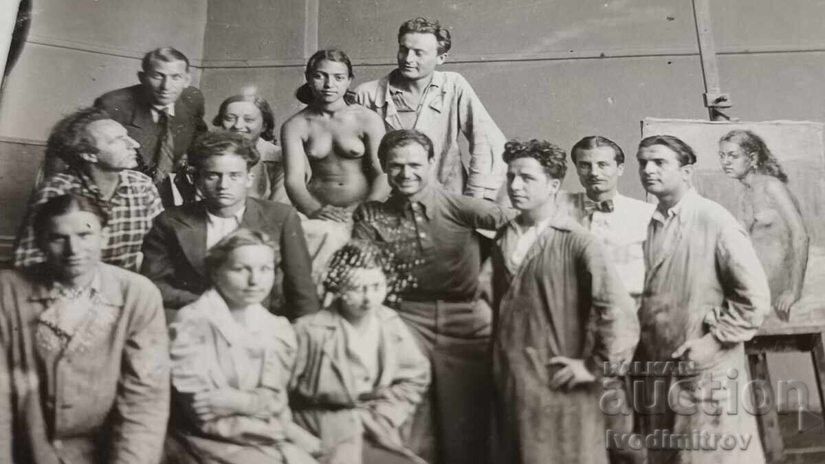 Φωτογραφία Φοιτητών Ζωγραφικής με μοντέλο σε ατελιέ με τιμή 14.85 BGN | € 7.59 Φωτογραφία Φοιτητών Ζωγραφικής με μοντέλο σε ατελιέ με τιμή 14.85 BGN | € 7.59